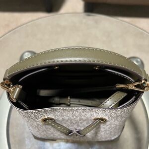 Michael kors bucket olive green crossbody bag small